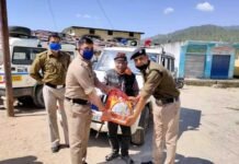 थलीसैंण पुलिस ने निभाया मानवता का धर्म, असहाय बुजुर्गों को घर-घर जाकर बांटी खाद्य सामग्री thalisain-police