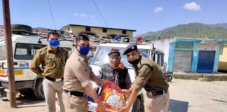 थलीसैंण पुलिस ने निभाया मानवता का धर्म, असहाय बुजुर्गों को घर-घर जाकर बांटी खाद्य सामग्री thalisain-police