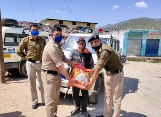 थलीसैंण पुलिस ने निभाया मानवता का धर्म, असहाय बुजुर्गों को घर-घर जाकर बांटी खाद्य सामग्री thalisain-police