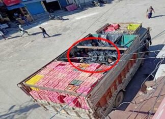 सतपुली में सब्जी के ट्रक में छुप कर जा रहे 18 लोगो को पकड़ा, सभी को क्वारेंटाइन सेन्टर भेजा 18 people caught hiding in vegetable truck in Satpuli