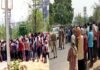 लॉकडाउन में फंसे सैकड़ों मजदूर घर वापसी की मांग को लेकर उतरे सड़कों पर Laborers hit the streets