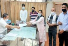 कोरोना के खिलाफ जंग : कांग्रेस व NSUI के पदाधिकारियों ने जिलाधिकारी पौड़ी के माध्यम से मुख्यमंत्री को दिया ज्ञापन Congress and NSUI officials gave memorandum to CM through DM Pauri