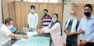 कोरोना के खिलाफ जंग : कांग्रेस व NSUI के पदाधिकारियों ने जिलाधिकारी पौड़ी के माध्यम से मुख्यमंत्री को दिया ज्ञापन Congress and NSUI officials gave memorandum to CM through DM Pauri
