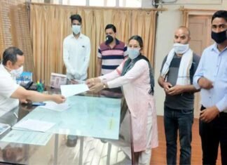 कोरोना के खिलाफ जंग : कांग्रेस व NSUI के पदाधिकारियों ने जिलाधिकारी पौड़ी के माध्यम से मुख्यमंत्री को दिया ज्ञापन Congress and NSUI officials gave memorandum to CM through DM Pauri