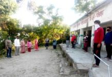 गाँव लौटे प्रवासियों को क्वारंटाइन रखने की व्यवस्था में जुटे हैं ग्राम प्रधान व टीम Pokhara-Block