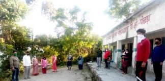 गाँव लौटे प्रवासियों को क्वारंटाइन रखने की व्यवस्था में जुटे हैं ग्राम प्रधान व टीम Pokhara-Block