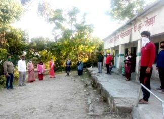 गाँव लौटे प्रवासियों को क्वारंटाइन रखने की व्यवस्था में जुटे हैं ग्राम प्रधान व टीम Pokhara-Block