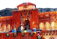 चारधाम यात्रा 2020 : आज ब्रह्म मुहूर्त पर खुल गए श्री बदरीनाथ धाम के कपाट, 10 क्विंटल फूलों से सजाया गया भगवान बद्री विशाल का धाम Shri-Badrinath-Dham-opened
