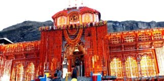 चारधाम यात्रा 2020 : आज ब्रह्म मुहूर्त पर खुल गए श्री बदरीनाथ धाम के कपाट, 10 क्विंटल फूलों से सजाया गया भगवान बद्री विशाल का धाम Shri-Badrinath-Dham-opened