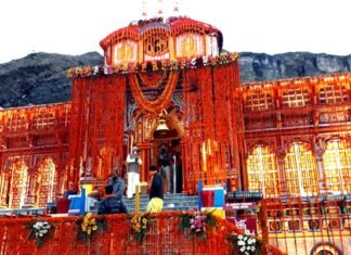 चारधाम यात्रा 2020 : आज ब्रह्म मुहूर्त पर खुल गए श्री बदरीनाथ धाम के कपाट, 10 क्विंटल फूलों से सजाया गया भगवान बद्री विशाल का धाम Shri-Badrinath-Dham-opened