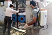 श्रीनगर गढ़वाल: कोरोना संकट में वार्ड न. 12 के सभासद हरि सिंह मियां लोगों को कर रहे जागरूक Ward-Councilor-sanitization