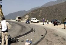 श्रीनगर-बदरीनाथ हाईवे पर दर्दनाक सड़क हादसा, ट्रक से टकराई तेज रफ्तार बाइक, युवक की मौत accident-near-dhari-devi-srinagar garhwal