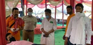 श्रीनगर गढ़वाल : कोरोना संकट के बीच युवाओं ने किया स्वैच्छिक रक्तदान Youth donated voluntary blood amid Corona crisis