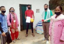 क्वारंटाइन पूर्ण करने वाले प्रवासियों का फूल व गिफ्ट से स्वागत corona