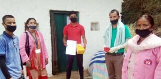 क्वारंटाइन पूर्ण करने वाले प्रवासियों का फूल व गिफ्ट से स्वागत corona