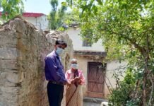 पौड़ी गढ़वाल : कोरोना संकट में शिक्षक ने निभाया मानव धर्म corona-warriors