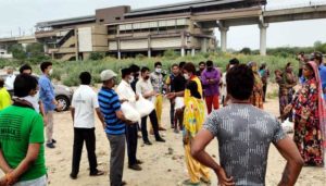 Social worker Vinod Bacheti distributed food to the poor in Kalyanpuri, Dhol Basti