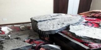 ग्रेटर नोएडा : हाउसिंग सोसायटी के फ्लैट की छत का प्लास्टर गिरने से बच्चा घायल flat-ki-chhat-se-gira-plast