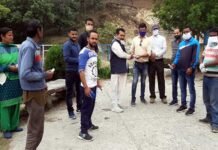 कोरोना संकट में चैबट्टाखाल विधानसभा क्षेत्र के जरूरतमंद ग्रामीणों की मदद कर रहे हैं कवीन्द्र इष्टवाल kavindra ishtwal chaubatta khal