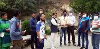 कोरोना संकट में चैबट्टाखाल विधानसभा क्षेत्र के जरूरतमंद ग्रामीणों की मदद कर रहे हैं कवीन्द्र इष्टवाल kavindra ishtwal chaubatta khal