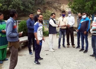कोरोना संकट में चैबट्टाखाल विधानसभा क्षेत्र के जरूरतमंद ग्रामीणों की मदद कर रहे हैं कवीन्द्र इष्टवाल kavindra ishtwal chaubatta khal