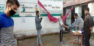 जिला पंचायत सदस्य व ग्राम प्रधान जुटे क्वारंटाइन सेंटर में रह रहे प्रवासियों की सेवा में migrants-living-in-the-quarantine center