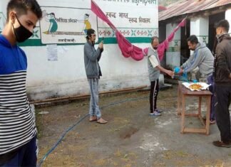 जिला पंचायत सदस्य व ग्राम प्रधान जुटे क्वारंटाइन सेंटर में रह रहे प्रवासियों की सेवा में migrants-living-in-the-quarantine center