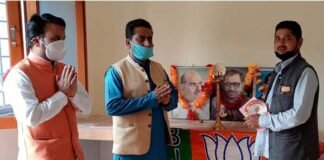 मोदी सरकार 2.0 का एक साल पूरा होने पर भाजपा चमोली जिलाध्यक्ष रघुवीर सिंह बिष्ट ने सरकार की जन कल्याणकारी नीतियों को जनजन तक पहुँचाने का लिया संकल्प। modi-govt.2.0