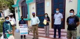 राष्ट्रीय सेवा योजना के तहत ग्रामीणों को सैनिटाइजर व मास्क वितरित किए rashtriya seva yojana
