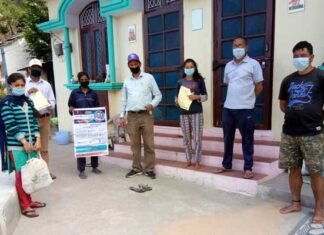 राष्ट्रीय सेवा योजना के तहत ग्रामीणों को सैनिटाइजर व मास्क वितरित किए rashtriya seva yojana