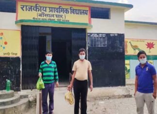 क्वारंटाइन रह रहे युवा लगे हैं स्कूल संवारने में The quarantine youth are engaged in grooming the school