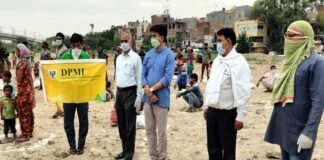 समाजसेवी विनोद बछेती ने कल्याणपुरी, ढोल बस्ती में गरीबों को बांटी खाद्य सामाग्री Social worker Vinod Bacheti distributed food to the poor in Kalyanpuri, Dhol Basti