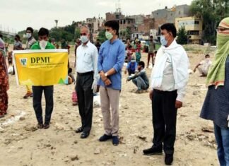 समाजसेवी विनोद बछेती ने कल्याणपुरी, ढोल बस्ती में गरीबों को बांटी खाद्य सामाग्री Social worker Vinod Bacheti distributed food to the poor in Kalyanpuri, Dhol Basti