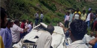 उत्तराखंड : खाई में गिरी मैक्स, एक की मौत एक घायल Max falls in the ditch