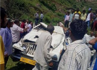 उत्तराखंड : खाई में गिरी मैक्स, एक की मौत एक घायल Max falls in the ditch