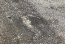 हाल ही में रिपेयर हुये पौड़ी-टेका-कांसखेत-घंड़ियाल-मोटरमार्ग पर फिर से उखड़ने लगी है सड़क, भ्रष्टाचार के लग रहे हैं आरोप Pauri-Teka-Kansakhet-Ghandiyal road