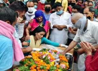 कश्मीर में शहीद हुए सूबेदार यमुना प्रसाद की सैन्य सम्मान के साथ अंत्येष्टि, 7 साल के बेटे ने दी मुखाग्नि Subedar Yamuna Prasad, martyred in Kashmir
