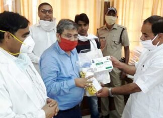 आयुष मंत्री ने दिए श्रीनगर मेडिकल कॉलेज को 25 लाख रुपये तथा कॉलेज स्टाफ को आयुष किट, पीपीई किट, मास्क और सैनिटाइजर ayush-minister-dr-harak-sinngh-rawat