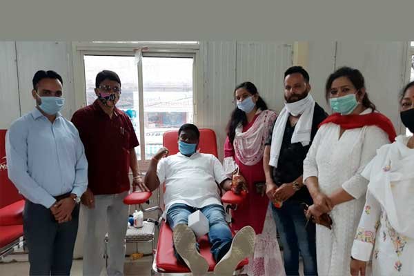 Blood donation camp organized at Congress headquarters Pauri on Rahul Gandhi's birthday