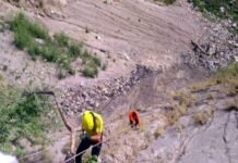 श्रीनगर से हरिद्वार जा रही कार अनियंत्रित होकर खाई में गिरी, दो लोगों की मौत, दो घायल car fell into ditch in badrinath highway