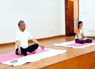 अंतरराष्ट्रीय योग दिवस पर मुख्यमंत्री ने सीएम आवास में योगाभ्यास किया cm-trivendra-yoga