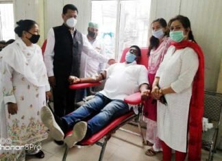 राहुल गांधी के जन्मदिन पर कांग्रेस कार्यकर्ताओं ने बढ़चढ़ कर किया रक्तदान Blood donation camp organized at Congress headquarters Pauri