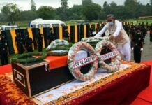 गढ़वाल राइफल के शहीद जवान सुरेंद्र सिंह नेगी का पार्थिव शरीर पहुंचा देहरादून, मुख्यमंत्री ने पुष्पचक्र अर्पित कर दी श्रद्धांजलि martyrs-surendra-singh-negi