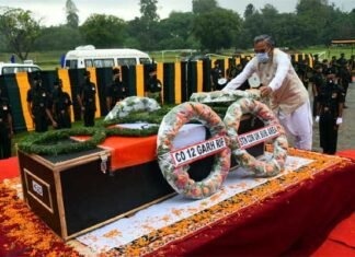 गढ़वाल राइफल के शहीद जवान सुरेंद्र सिंह नेगी का पार्थिव शरीर पहुंचा देहरादून, मुख्यमंत्री ने पुष्पचक्र अर्पित कर दी श्रद्धांजलि martyrs-surendra-singh-negi
