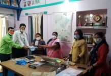 कोरोना संकट काल में बोर्ड परीक्षा मूल्यांकन में लगे शिक्षकों मास्क भेंट किये Teachers engaged in board exam evaluation during corona crisis presented masks