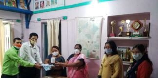 कोरोना संकट काल में बोर्ड परीक्षा मूल्यांकन में लगे शिक्षकों मास्क भेंट किये Teachers engaged in board exam evaluation during corona crisis presented masks