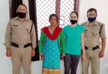 श्रीनगर चुंगी में घूम रही असहाय महिला को परिजनो से मिलाकर, पुलिस ने निभाया मानवता का फर्ज Police fulfills duty of humanity, by handover helpless woman with family