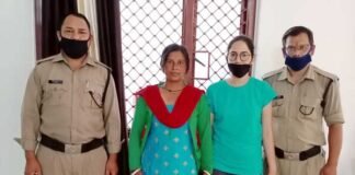 श्रीनगर चुंगी में घूम रही असहाय महिला को परिजनो से मिलाकर, पुलिस ने निभाया मानवता का फर्ज Police fulfills duty of humanity, by handover helpless woman with family