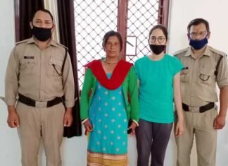 श्रीनगर चुंगी में घूम रही असहाय महिला को परिजनो से मिलाकर, पुलिस ने निभाया मानवता का फर्ज Police fulfills duty of humanity, by handover helpless woman with family