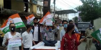 पेट्रोल-डीजल के दामो में बढ़ोतरी को लेकर कांग्रेसियों का विरोध प्रदर्शन पेट्रोल-डीजल के दामो में बढ़ोतरी को लेकर कांग्रेसियों का विरोध प्रदर्शन